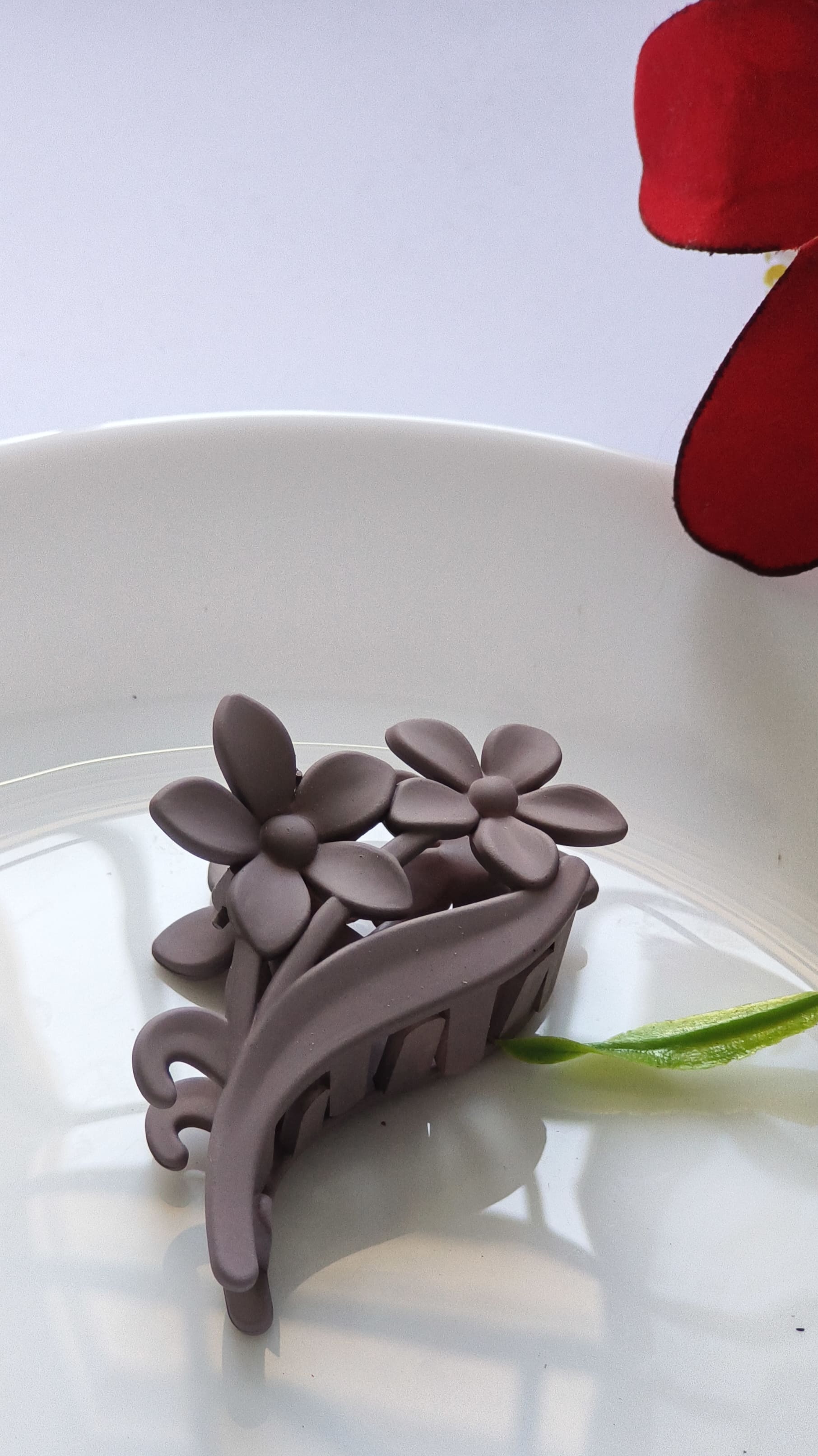 Mat finishing flower pattern clip