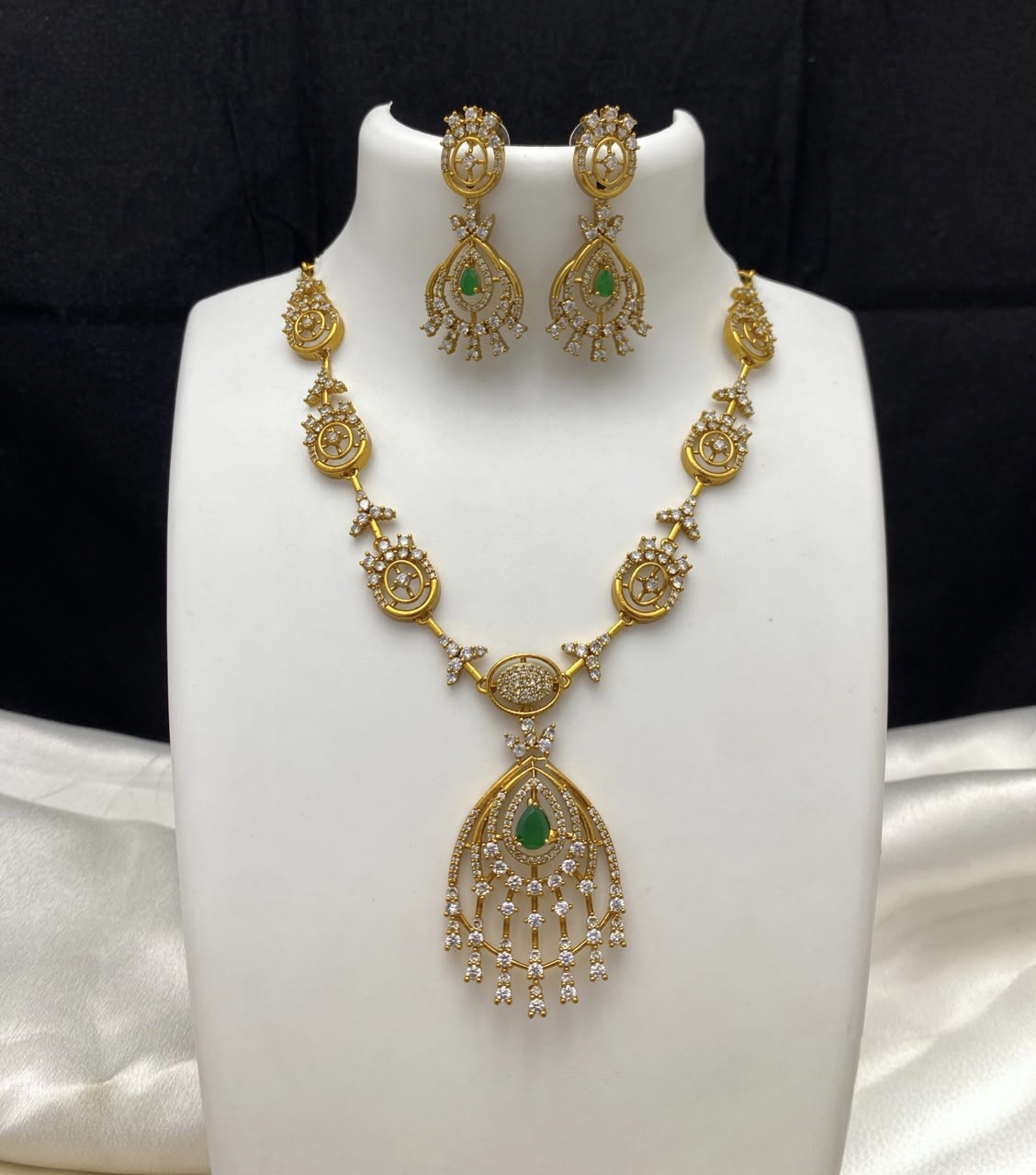 Golden Aura Necklace Set💐
